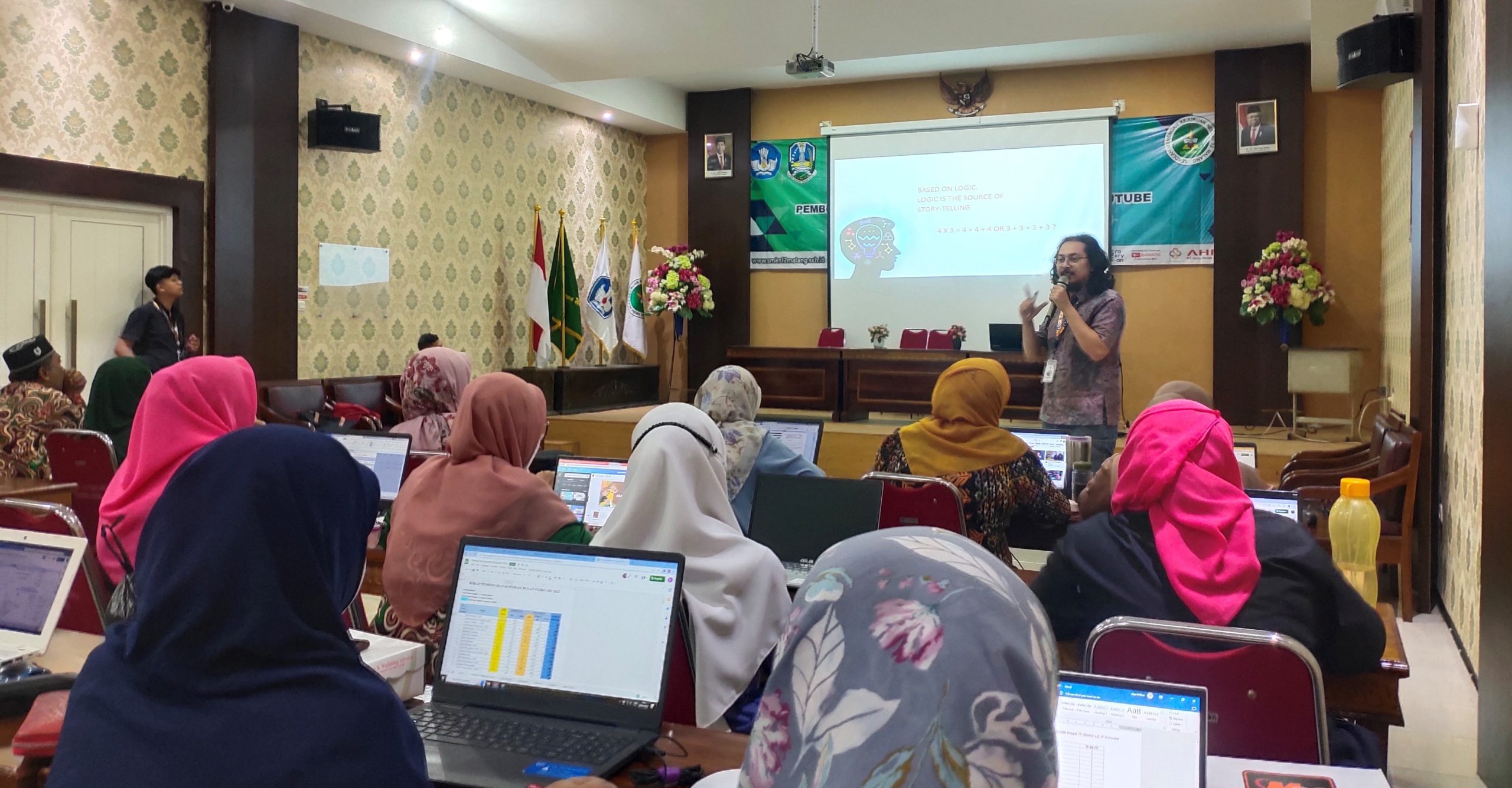 Tambah Kompetesi Guru, SMK Negeri 12 Malang Gelar Pelatihan Pembuatan Konten Video Pembelajaran Dengan Platform Youtube
